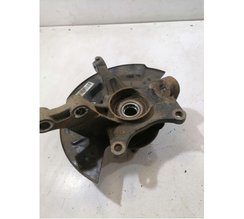 Поворотный кулак передний правый со ступицей