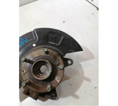 Поворотный кулак передний правый со ступицей