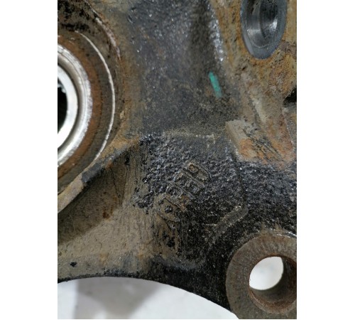 Поворотный кулак передний правый со ступицей