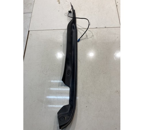 Накладка крышки багажника (задняя, правая)