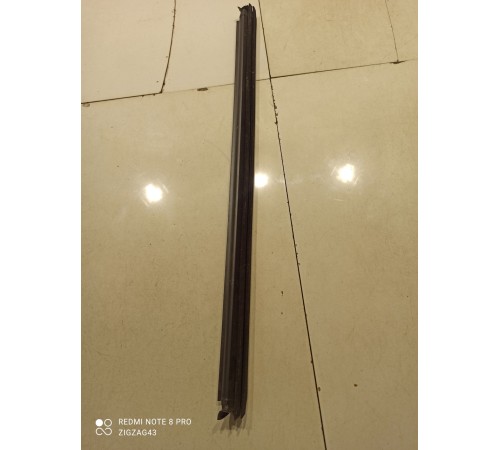 Уплотнитель стекла нижний внутренний (задний правый)