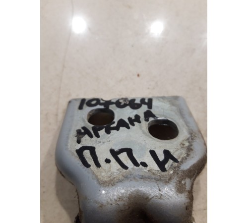 Петля двери (передняя, правая, нижняя)