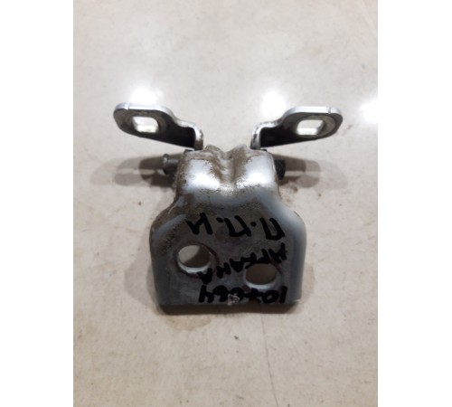 Петля двери (передняя, правая, нижняя)