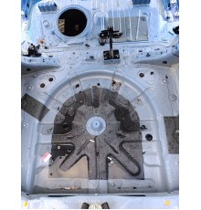 Ниша багажника запасного колеса