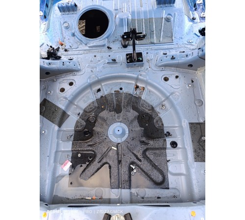 Ниша багажника запасного колеса