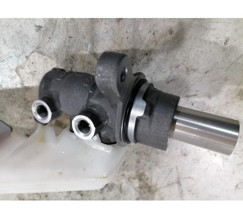 Главный тормозной цилиндр с бачком