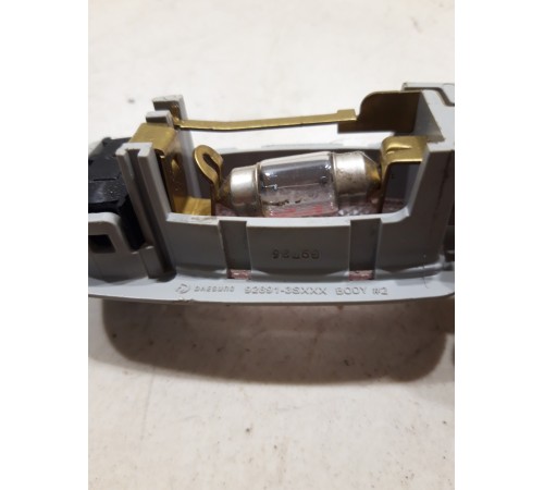 Плафон внутреннего освещения салона левый