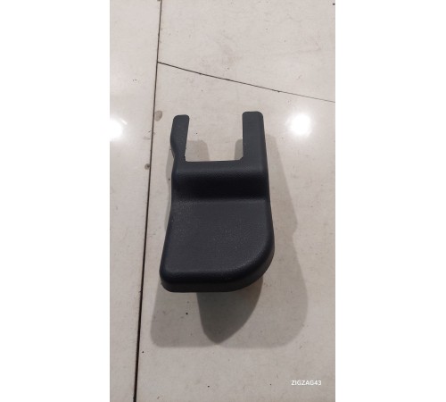 Крышка крепления сиденья передняя левая