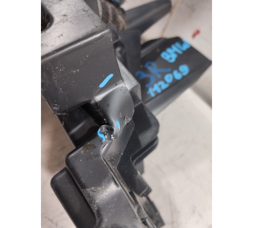 Кронштейн(крепление) полки багажника правый