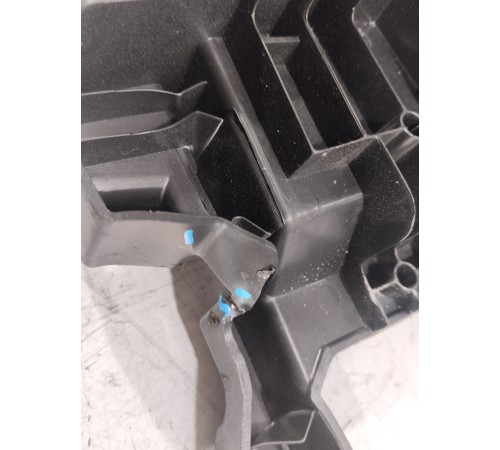 Кронштейн(крепление) полки багажника правый