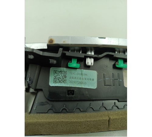 Воздушный дефлектор передний левый