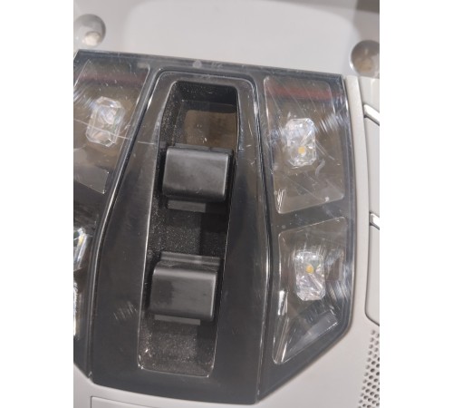 Плафон внутреннего освещения салона передний