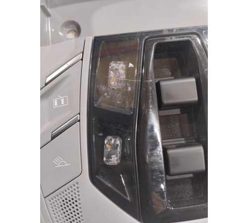 Плафон внутреннего освещения салона передний