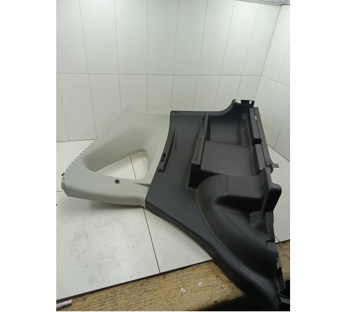 Обшивка багажника правая