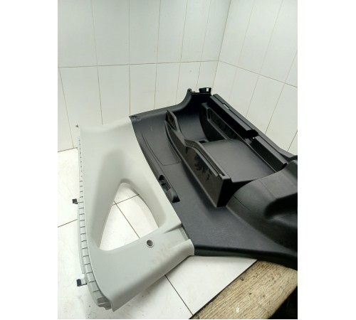 Обшивка багажника правая