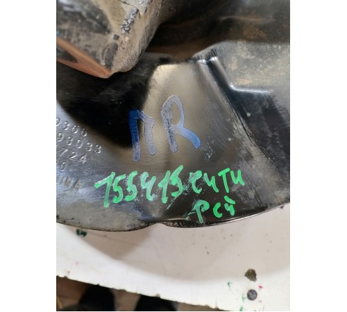 Кулак поворотный передний правый