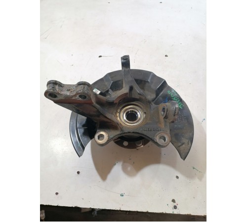 Кулак поворотный передний правый