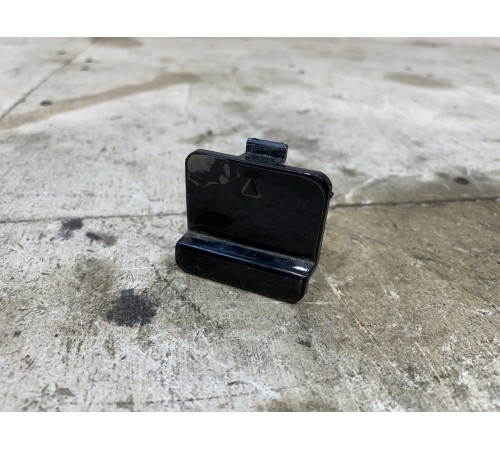 Заглушка переднего бампера буксировочного крюка