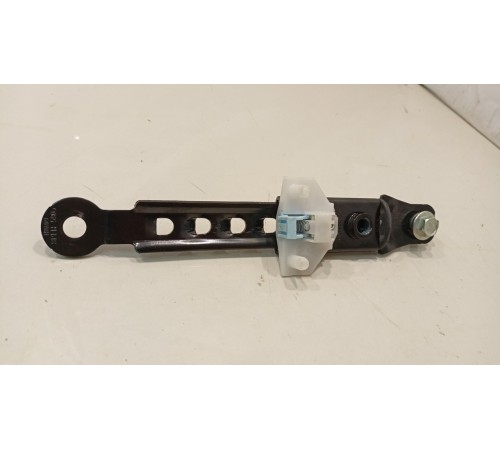 Регулятор высоты ремня безопасности (передний, правый)