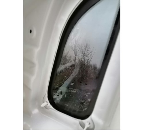 Глухое стекло кузова левое, форточка