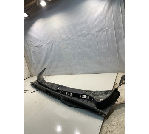 Планка под лобовое стекло (жабо)