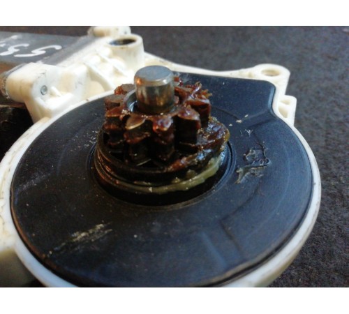 Моторчик стеклоподъемника задний левый