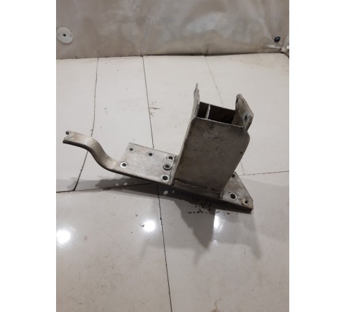 Кронштейн(крепление) усилителя переднего бампера левый