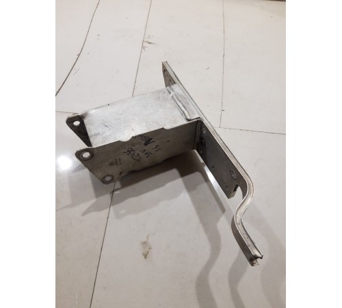 Кронштейн(крепление) усилителя переднего бампера левый