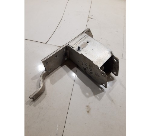 Кронштейн(крепление) усилителя переднего бампера левый