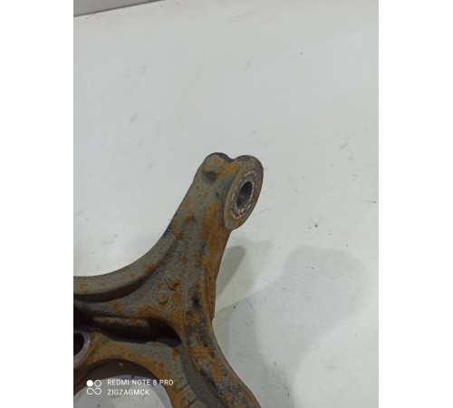 Кулак передний правый