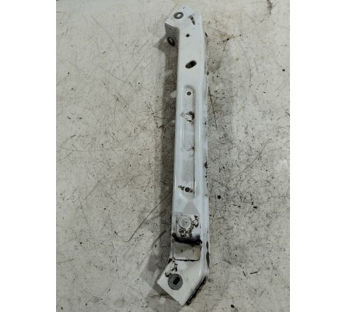 Кронштейн кузова передний правый