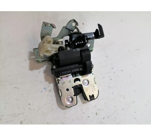 Замок крышки багажника