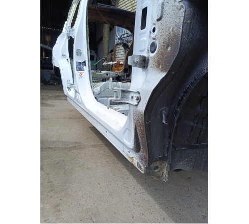 Порог с центральной стойкой правый