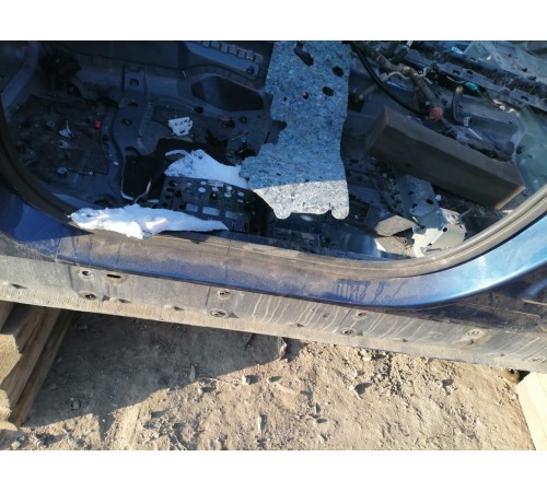 Порог с центральной стойкой левый