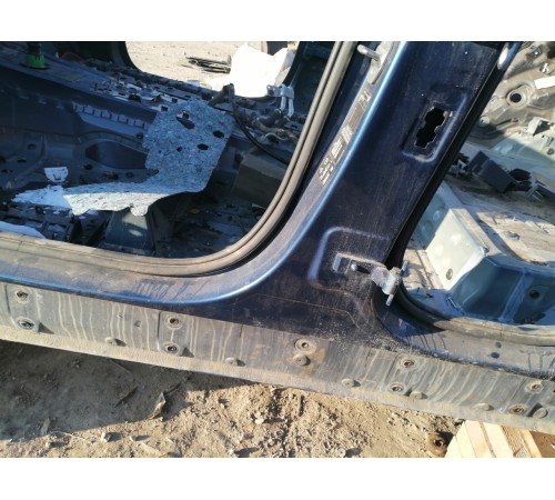 Порог с центральной стойкой левый