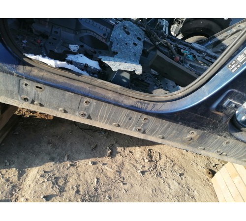 Порог с центральной стойкой левый