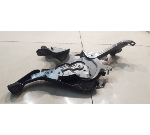 Педаль стояночного тормоза