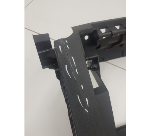 Накладка торпедо правая под бардачок