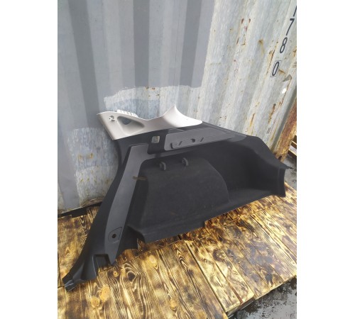 Обшивка багажника правая