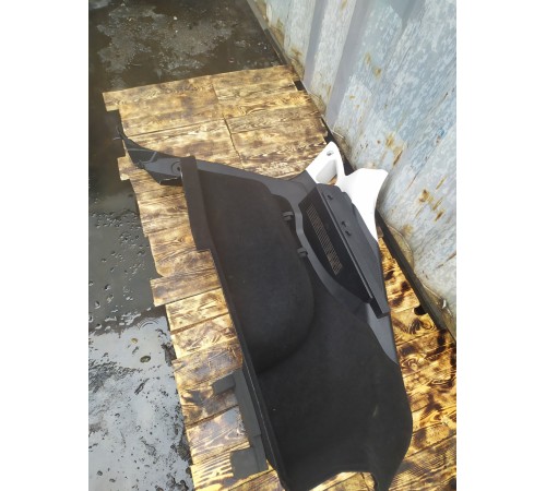 Обшивка багажника правая