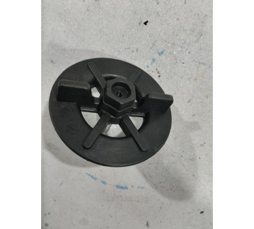 Болт крепления запасного колеса