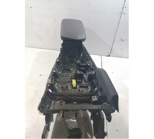 Центральная консоль с подлокотником