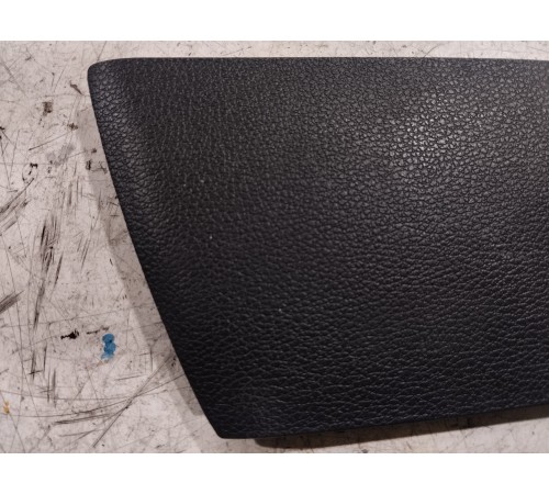 Заглушка обшивки крышки багажника правая