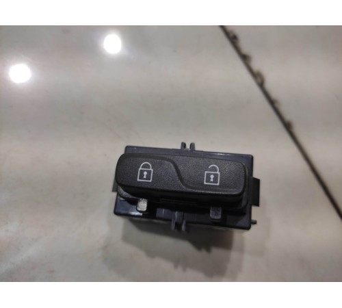 Кнопка центрального замка (передняя, правая)