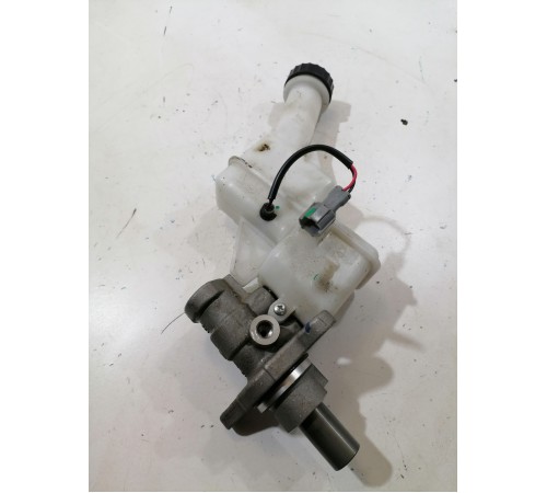 Главный тормозной цилиндр с бачком