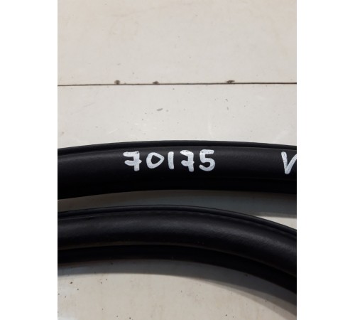 Уплотнитель двери (передний, левый)