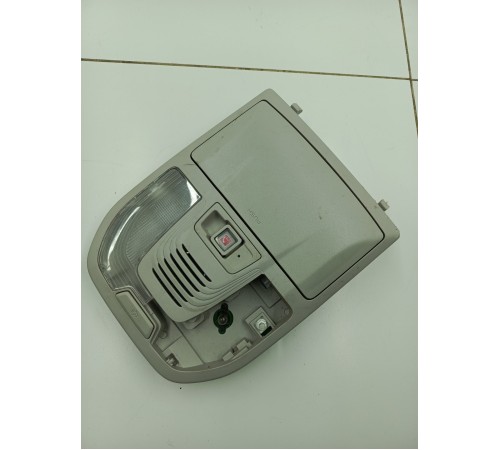 Плафон внутреннего освещения салона передний