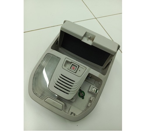 Плафон внутреннего освещения салона передний