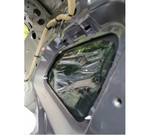 Стекло глухое левое , форточка