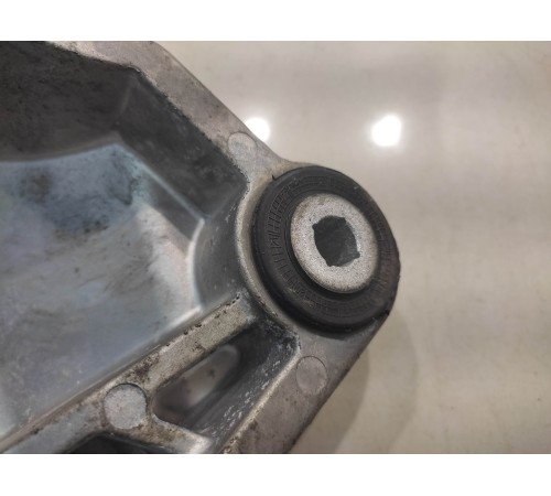 Кронштейн опоры двигателя